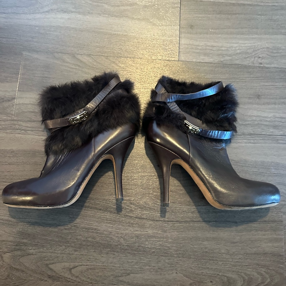 Chic Black Fur-Trimmed Heeled Boots